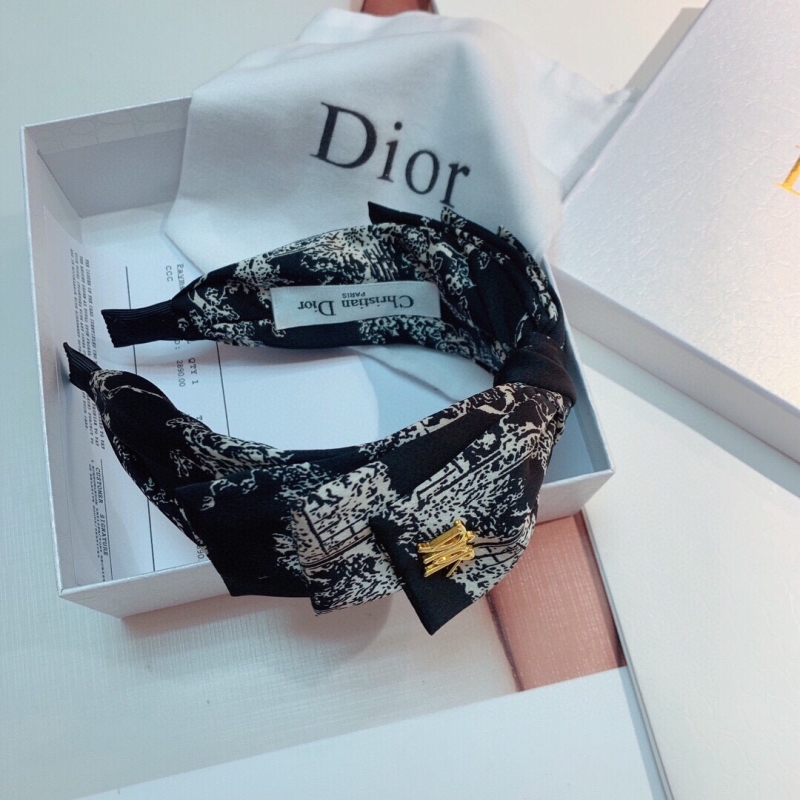 CHRISTIAN DIOR